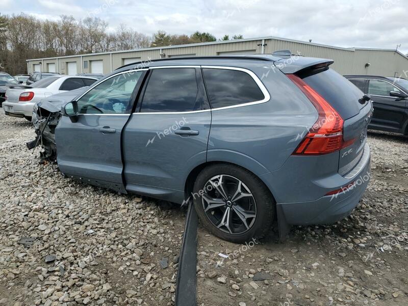 VOLVO XC60 B5 MO 2022 gray  gas YV4L12RK7N1083659 photo #3