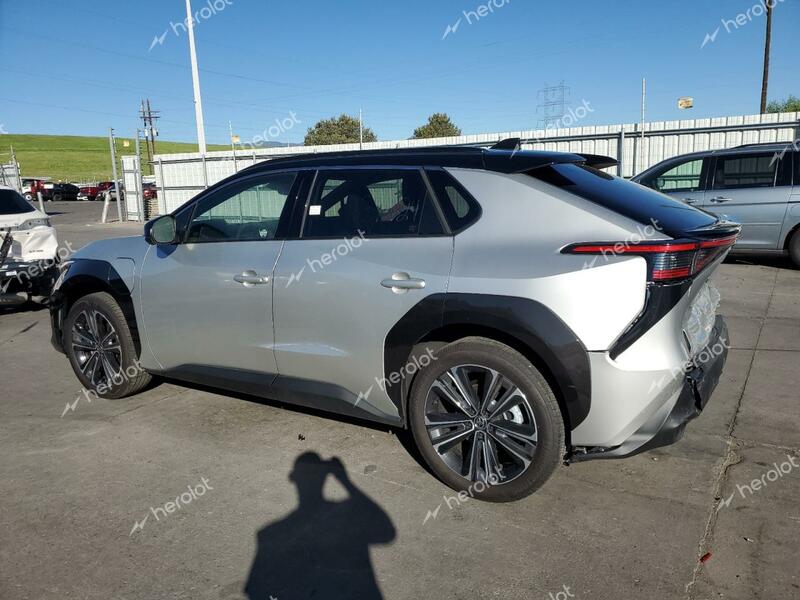 TOYOTA BZ4X XLE 2023 silver  electric JTMABACA8PA044888 photo #3