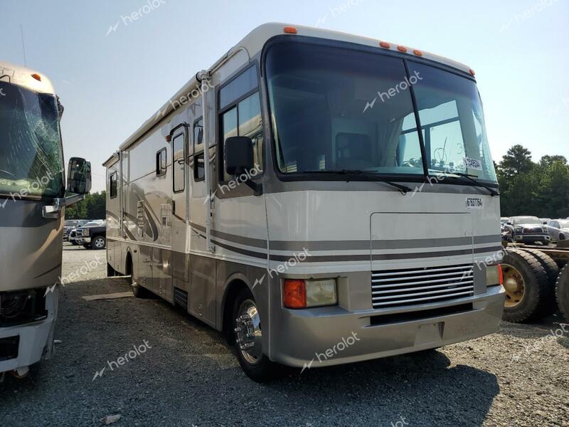 WORKHORSE CUSTOM CHASSIS MOTORHOME 2003 two tone  gas 5B4MP67G133368070 photo #1