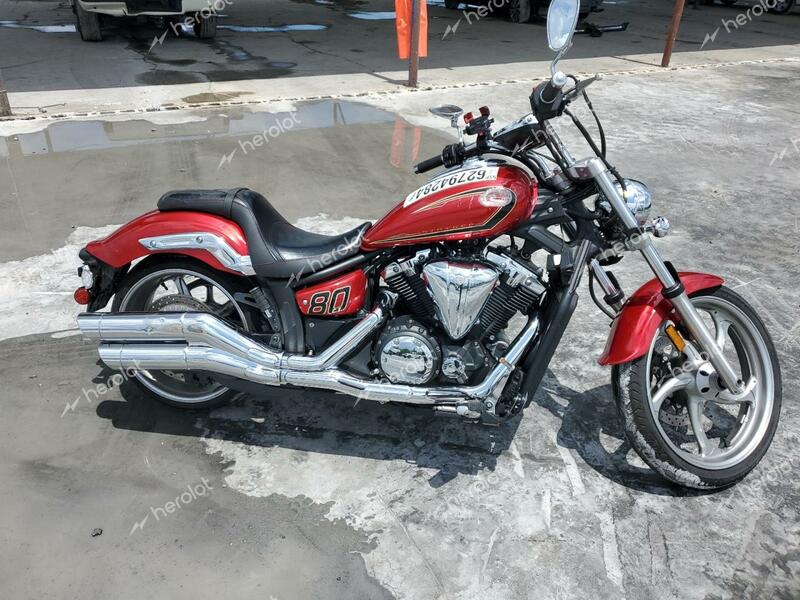 YAMAHA XVS1300 CU 2015 red road/str gas JYAVP33E6FA011481 photo #1