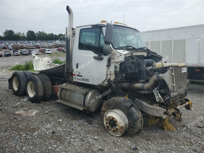 STERLING TRUCK AT 9500 2003 white tractor diesel 2FWJA3A803AK82138 photo #1