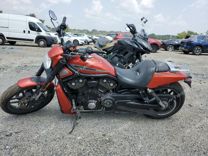 HARLEY-DAVIDSON VRSCDX NIG 2014 red road/str gas 1HD1HHH16EC805319 photo #4