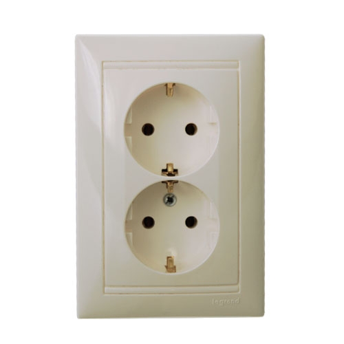 Купить Legrand DIY Valena Крем Розетка 2-ая с/з 695616