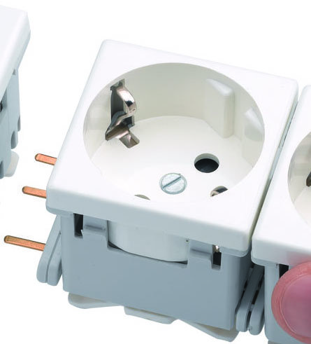 Simon Connect Белая Розетка 2к+з Schuko 45х45мм, быстрое соединение K11-9