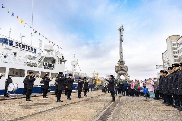 Визит на Восточную верфь по поводу поднятие флага на краболове «Сентен»