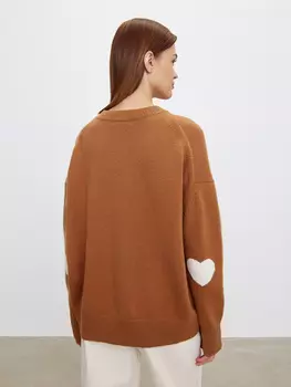 Джемпер с сердцем на рукавах