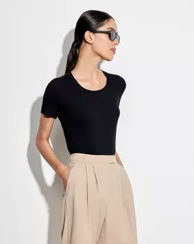 Футболка с глубоким вырезом