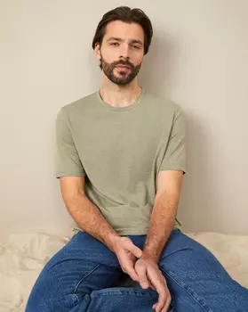 Футболка с разрезами