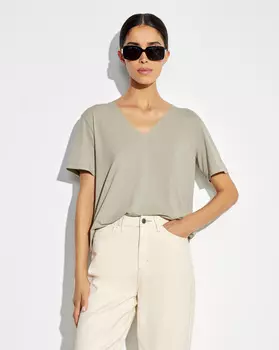 Футболка с V-образным вырезом