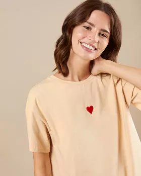 Футболка с вышивкой сердечко M