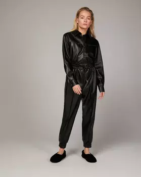 Комбинезон из искусственной кожи