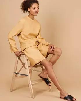 Костюм: топ и удлиненные шорты изо льна M