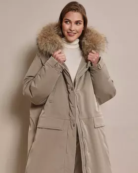 Парка длинная с мехом на капюшоне