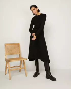 Платье из трикотажа с расклешенной юбкой