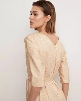 Платье миди с вырезом и пуговицами сзади