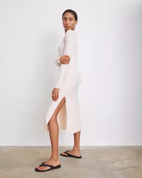 Платье с глубоким декольте