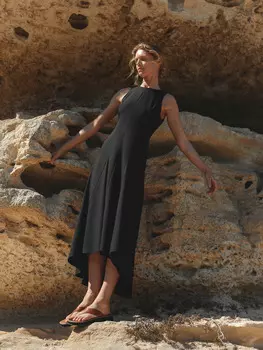 Платье с горловиной «халтер»