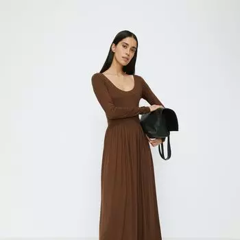 Платье с вырезом на спине