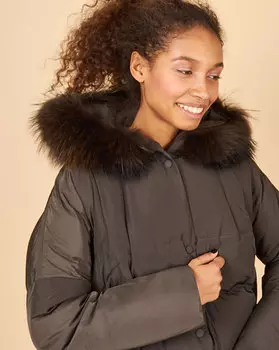 Пуховик удлиненный с мехом на капюшоне M