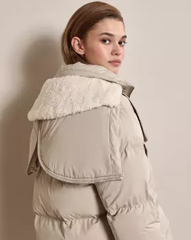 Пуховик удлиненный с меховым капюшоном