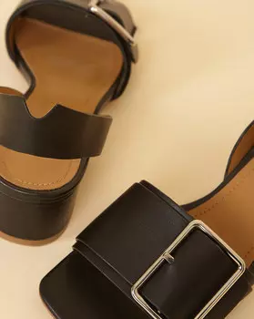 Сандалии на каблуке с пряжкой 38