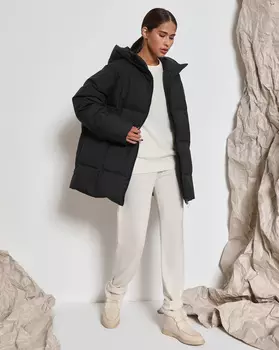 Удлиненный пуховик с объемным капюшоном