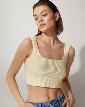 Укороченный топ из фактурного трикотажа