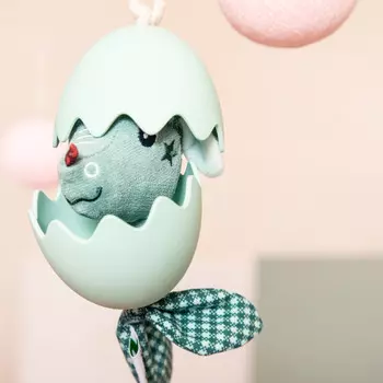 Подвесная игрушка Lilliputiens Погремушка растягивающаяся Дракон Джо в яйце