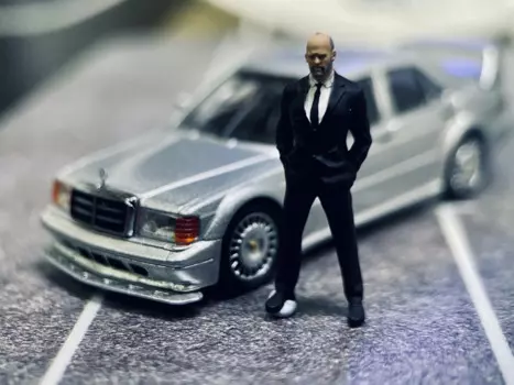 1:64 модель автомобиля с костюмом драйвера Джейсона гаража Diorame фигурки