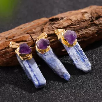 Синий кианитовый кулон с золотым обрамлением