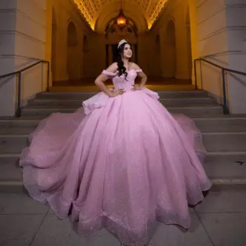 2024 розовые блестящие платья Quinceanera для милых 15-летних сексуальных пышных бальных платьев с открытыми плечами бусинами кристаллами платья принцессы