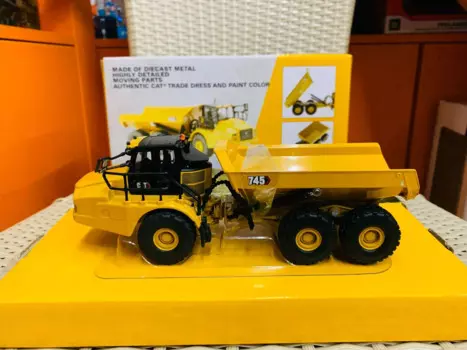 745 шарнирный грузовик масштаб 1/64 литая модель Новый в коробке 85639