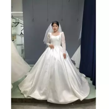 Атласное свадебное платье с длинными рукавами и кристаллами