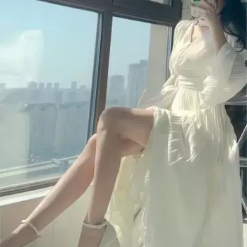 Белое плиссированное платье с особым дизайном