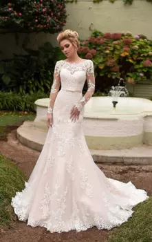 Белое свадебное платье с длинным шлейфом и длинными рукавами