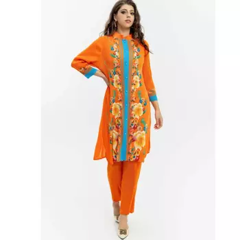 Блузка средней длины с принтом и прямыми брюками