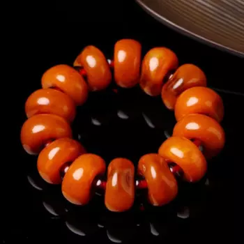 Браслет с бусинами в виде желтого янтаря