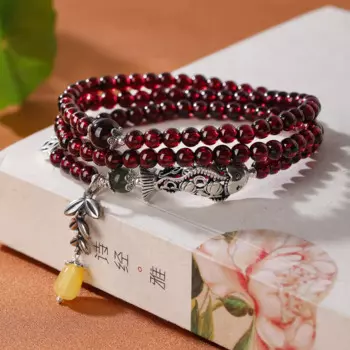 Браслет в китайском стиле из трех колец из натурального граната, серебро пробы