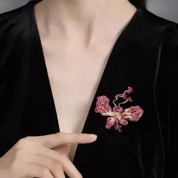 Брошь-бабочка из серебра 2023 пробы с гранатом, 61x64 мм