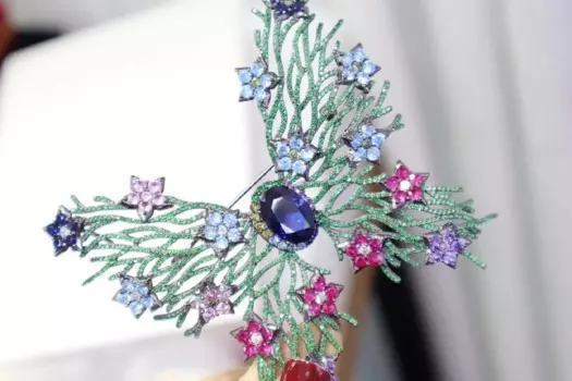 Брошь-бабочка из серебра 925 пробы с фианитом, 80 х85 мм