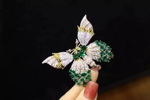 Брошь-бабочка из серебра 925 пробы с фианитом, 48 х61 мм