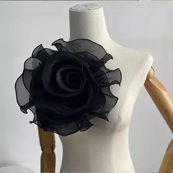 Брошь с цветком из органзы