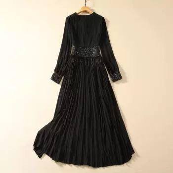 Цельнокроеное плотное платье с вышивкой бисером