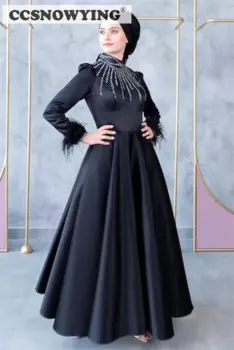 Черное атласное женское платье с длинным рукавом