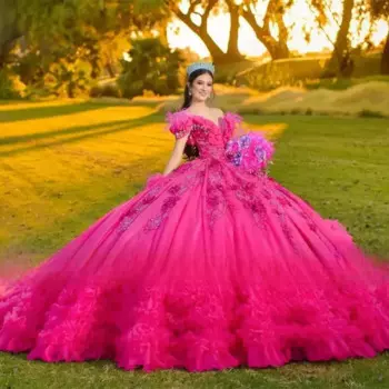Индивидуальное платье цвета фуксии с открытыми плечами и 3D цветком Quinceanera, роскошное платье с аппликацией из бисера на день рождения, многоуровневое платье с оборками и перьями