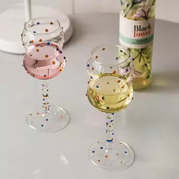 Цветные бокалы из стекла