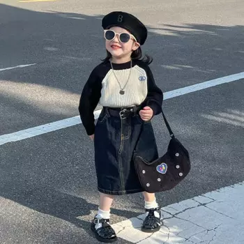 Детский трикотажный костюм из джинсовой юбки и пуловера в полоску