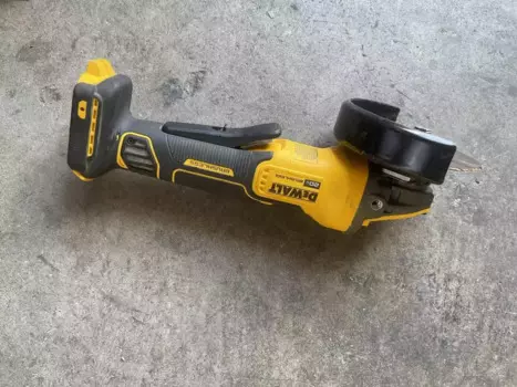DeWalt DCG415B 20V MAX BL Li-Ion 4-1/2 in - 5 угловая шлифовальная машина (только для инструмента). Б/у