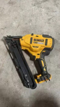 DeWALT DCN650B 20V MAX XR 15-Калибр беспроводной угловой гвоздезабивной инструмент только б/у