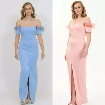 Длинное платье с открытыми плечами и перьями